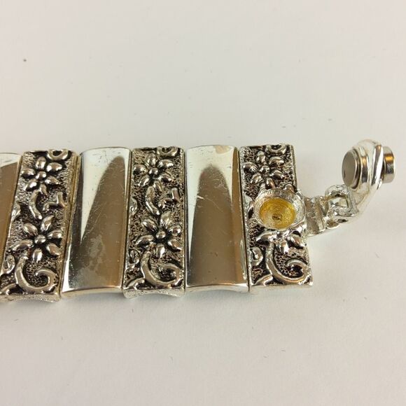 Fashion silvertone bracelet with Floral Accent - Picture 4 of 8